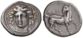 § TESSAGLIA Larissa (circa 395-344 a.C.) Dramma - Testa di ninfa di fronte. R/ Cavallo andante a dx con la testa rivolta all’indietro - S.Cop. 130 var...