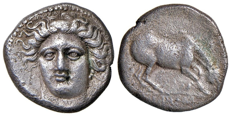 § TESSAGLIA Larissa (circa 395-344 a.C.) Dramma - Testa di ninfa di fronte. R/ C...
