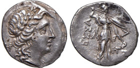 § TESSAGLIA Lega tessalica (circa 196-I sec. a.C.) Dracma - Testa laureata di Apollo a dx. R/ Atena stante a dx - S.Cop. 300 var. AG (g 4,17)

Statu...