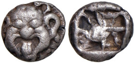 § MACEDONIA Neapolis (circa 530-450 a.C.) Terzo di Statere - Testa di Medusa di fronte. R/ Quadrato incuso - S.Cop. 224 AG (g 3,81)

Status: BB

N...