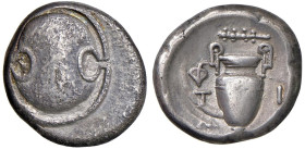 § BEOZIA Tebe (circa 379-338 a.C.) Statere - Scudo. R/ Anfora - BCD Beotia 478; S.Cop. manca (cfr. 314 e suc.) AG (g 12,10) Modesta porosità al D/.
...