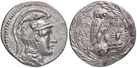 § ATTICA Atene (circa II-I sec. a.C.) Tetradramma - Testa elmata a dx. R/ Civetta stante di fronte su anfora - Thompson 287a AG (g 16,84)

Status: S...