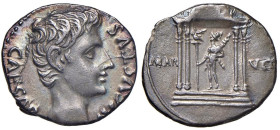 § Augusto (27 a.C.-14 d.C.) Denario - D/ Testa nuda a dx. "CAESAR AUGUSTUS". R/ Statua di Marte a sx con vessillo e aquila legionaria in tempietto "MA...