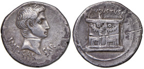§ Augusto (27 a.C.-14 d.C.) Cistoforo coniato ad Efeso - Testa a dx. R/ Altare ornato - RPC 2215 AG (g 10,83) Graffi e limature lungo tutto il bordo, ...