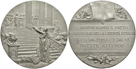 Regno d'Italia - Umberto I (1878-1900) - Medaglia 1898 - Commemorativa dei 50 Anni dello Statuto Albertino, Trieste 1848-1898 - gr. 93 - 61 mm

SPED...