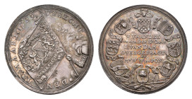 Historiepenningen - 1759 - Medal 'Overbrengen van het vaandel van de Compagnie "De Swarte Knegten" te Utrecht' by Marmé (VvL.354) - Obv. Armoured arm ...