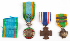 Medailles en onderscheidingen in lots - Miscellaneous - Small lot consisting of miniature Kruis voor Krijgsverrichtingen with clasps 'Atjeh 1873-1896'...