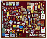 Medals in boxes - Miscellaneous - Olympics - nice collection from appr. 150 badges and pins on olympic games, many countries such as Germany 1972, Atl...