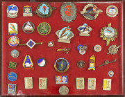 Medals in boxes - Miscellaneous - Lot with badges and insignia from skiing events from several European countries, some from Olympic or world champion...