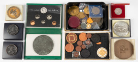 Medals in boxes - Miscellaneous - Lot medals incl. 'Eeuwfeest Kon. Genootschap Munt- en Penningkunde 1992' by M. Letterie, 'Verhuizing Koffiebranderij...