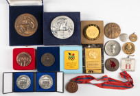 Medals in boxes - Miscellaneous - Nice lot of 18 medals on Olympic Comittee's: Italia (inscribed 'Trieste 1956', in box), Portugal, Russia, Poland etc...