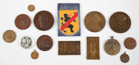 Medals in boxes - Miscellaneous - Belgium - lot medals related to Namur incl. 'Baron de Montpellier, gouverneur 1859-1909', 'Eglise St. Aubain 1846' b...