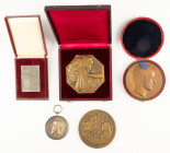 Medals in boxes - Miscellaneous - Lot medals, France: silver plaquette 'Exposition Universelle de Paris 1900' by E. Roti 36x51 mm in orig. box, 'Soc. ...