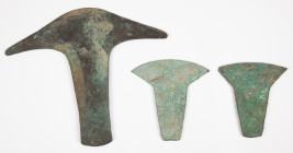 Ethnographics - Lot with 3x Mexico bronze Hachuelas (Axe money) (ca.800-1500AD): 1 Aztec large broad head style and 2 small bronze axes of a type foun...