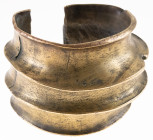 Ethnographics - Afrika (West Afrika, Benin/Nigeria), large bracelet/anklet with transverse bulges and decorated side - brass 10,5 à 11,7 x 78 mm 1240 ...