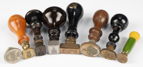 (Wax) stamps, sceaux, Petschafte - Nice lot of six 19th/early 20th century waxseal stamps with family coats of arms (5x with wooden handle) - added 2 ...