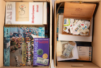 Literature - World - Great variety of books etc. in two boxes, incl. 'Muntslag t.t.v. Koning Willem I / II', Korthals Altes 'Geschiedenis van de gulde...