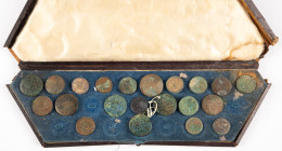 Miscellaneous - Old presentation box containing 21 ancient buttons, showing a cross or a Greek text within a wreath 22-31 mm (Greece, Ottoman times ?)