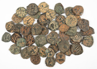 Ancient coins in lots - Byzantine coinage - A nice lot with (Arabo-) Byzantine Folles, mainly 7th century, most with sandy patina - in total c. 50 pie...