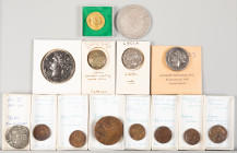 Ancient coins in lots - Miscellaneous coinage - A small collection of ancient replica's, incl. 9 Byzantine coins (mainly small Folles), a large 'decad...