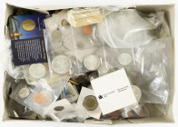 Coins world in boxes - Canada - Box with Canadian coins , mainly redeemable, but also some silver and some before 1900s, approx. 7 Kg.