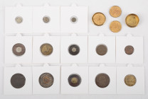 Coins world in boxes - England - Small collection of models (a.o. Victoria crowns, Victoria pennies and halfpennies …..), tokens and little messing bo...
