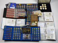 Coins world in boxes - Euro's - Box with Euro sets and 2 Euro coins in albums incl. Collection 'De Officiële 2 Euro Collectie' (4 albums) by Amsterdam...