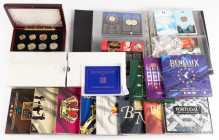 Coins world in boxes - Euro's - Box with Euro coin sets and 2 Euro in blister incl. Belgium, Portugal, Benelux, Vatican (2 Euro 2007), Finland (10 Eur...