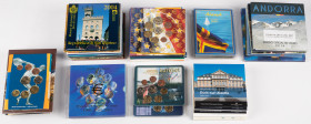 Coins world in boxes - Euro's - Box with a large variety of coinsets a.w San Marino 2004, Malta, Finland, France, Austria, Ireland etc.