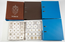 Coins world in big boxes - cannot be shipped - Miscellaneous - Moving box with 6 big albums World coins incl. Norway, USA, Mexico, Macau, Kenya, Japan...