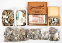 Coins world in big boxes - cannot be shipped - Kilos - Box with World coins and banknotes, sorted in smaller boxes, incl. Belgium, Spain, Great Britai...