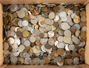 Coins world in big boxes - cannot be shipped - Kilos - Box with World coins, some redeemable, approx. 15 Kg.