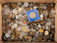Coins world in big boxes - cannot be shipped - Kilos - Box with World coins, some redeemable, approx. 15 Kg.