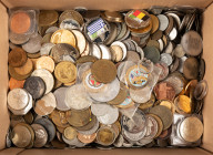 Coins world in big boxes - cannot be shipped - Kilos - Box with World coins, some modern medals can be found, approx. 15 Kg.