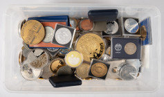 Coins world in big boxes - cannot be shipped - Kilos - Box with World coins and medals/tokens, incl. small bag with silver coins, approx. 8 kg