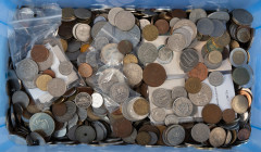 Coins world in big boxes - cannot be shipped - Kilos - Box with World coins, some redeemable, approx. 11 Kg.