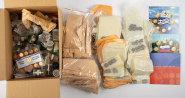 Coins world in big boxes - cannot be shipped - Kilos - Box with World coins, many Dutch, approx. 10 kg., added a couple of Euro sets