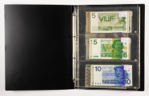 Banknotes Netherlands and Oversea in albums - Netherlands - Small album holding 17 banknotes different types aw 5-1966, 5-1973, 10-1968, 10-1997, 25-1...