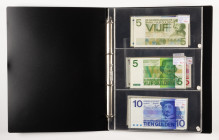 Banknotes Netherlands and Oversea in albums - Netherlands - Small album holding 12 banknotes aw 5-1966, 5-1973, 10-1968, 10-1997, 25-1971, 25-1989, 50...