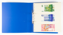 Banknotes Netherlands and Oversea in albums - Netherlands - Collection Netherlands, Dutch Indies & Suriname aw. 10 Gulden 1997, 50 Gulden 1982, 100 Gu...
