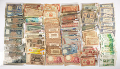 Banknotes Netherlands and Oversea in boxes - Netherlands - Dealer Stock Netherlands in metal box among which 2½ Gulden 1927, 5 Gulden 1944, Vondel, Ze...