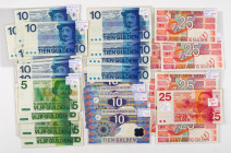 Banknotes Netherlands and Oversea in boxes - Netherlands - Lot holding 33 notes aw 5-1973, 10-1968, 10-1997, 25-1971, 25-1989 (Mev. 24, 49, 50, 84, 85...