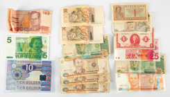 Banknotes Netherlands and Oversea in boxes - Netherlands - Small box including 1 Gulden 1949, 1 Gulden 1943, 5 Gulden 1966, 2x 10 Gulden 1997 UNC, 25 ...