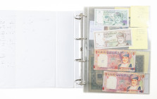 Banknotes world in albums - World - Collection aw Oman, Austria, Pakistan, Peru, Spain, Suriname etc. - Total approx 250 pcs.