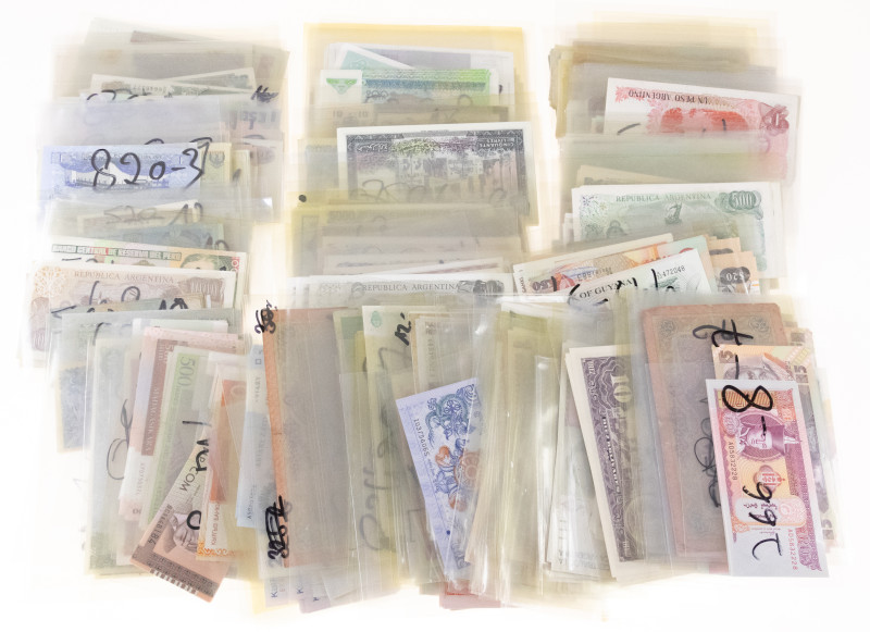 Banknotes world in boxes - World - Large lot World Currency aw. Guyana, Venezuel...