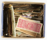 Banknotes world in boxes - World - Massive box with over 700 World Banknotes including redeemable.