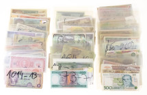 Banknotes world in boxes - World - Large lot World Currency aw. Yugoslavia, Mozambique, Jamaica, El Salvador, Zambia etc. mostly in numbers.