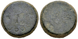 Weight of 8 reales with VOOO marks and the initial B of Juan de Benavides active between 1599 and 1619. See work by Braña et al. “Las pesas monetarias...