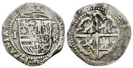 Philip II (1556-1598). 1 real. ND (1574-1576). Potosi. R. (Cal-238). Ag. 3,51 g. Denomination to the left, P/R to the right of the shield. Rare. VF. E...