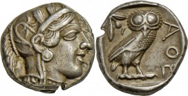 Athen, Tetradrachme, 17.10 g, ca. 454-404 v.Chr., Behelmter Athenekopf r. // stehende Eule. Svoronos pl. 14, gut zentriert, attraktive Patina. vz.